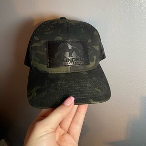 Black camo hat.
